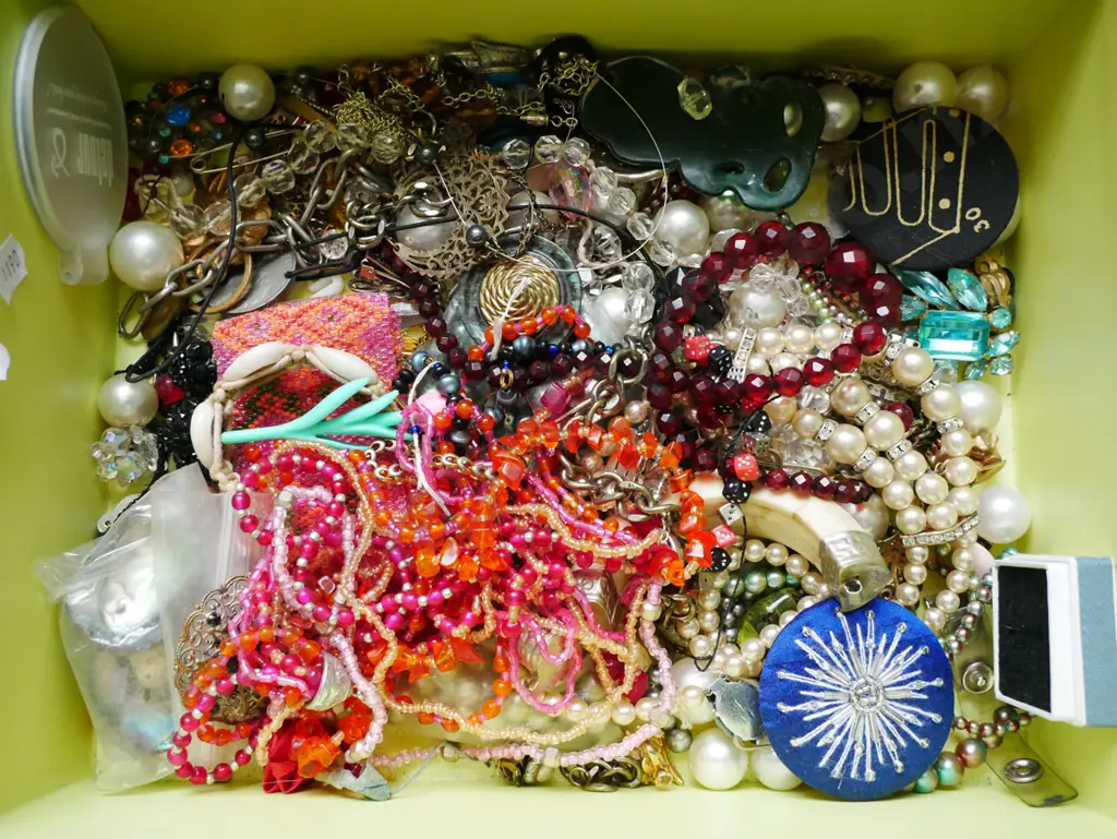 box of costume jewellery Image 1++