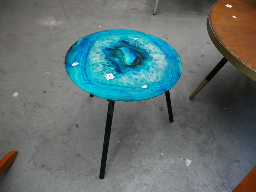 glass top end table with crystal print Image 1++