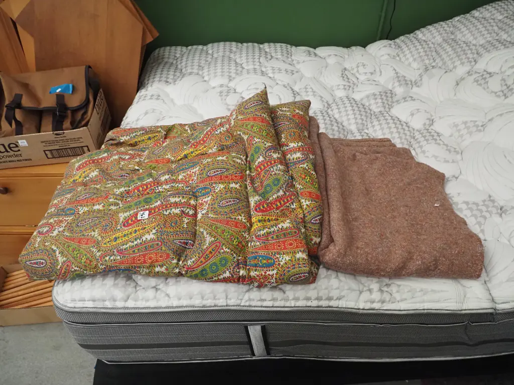 woollen blanket, single feather duvet Image 1++