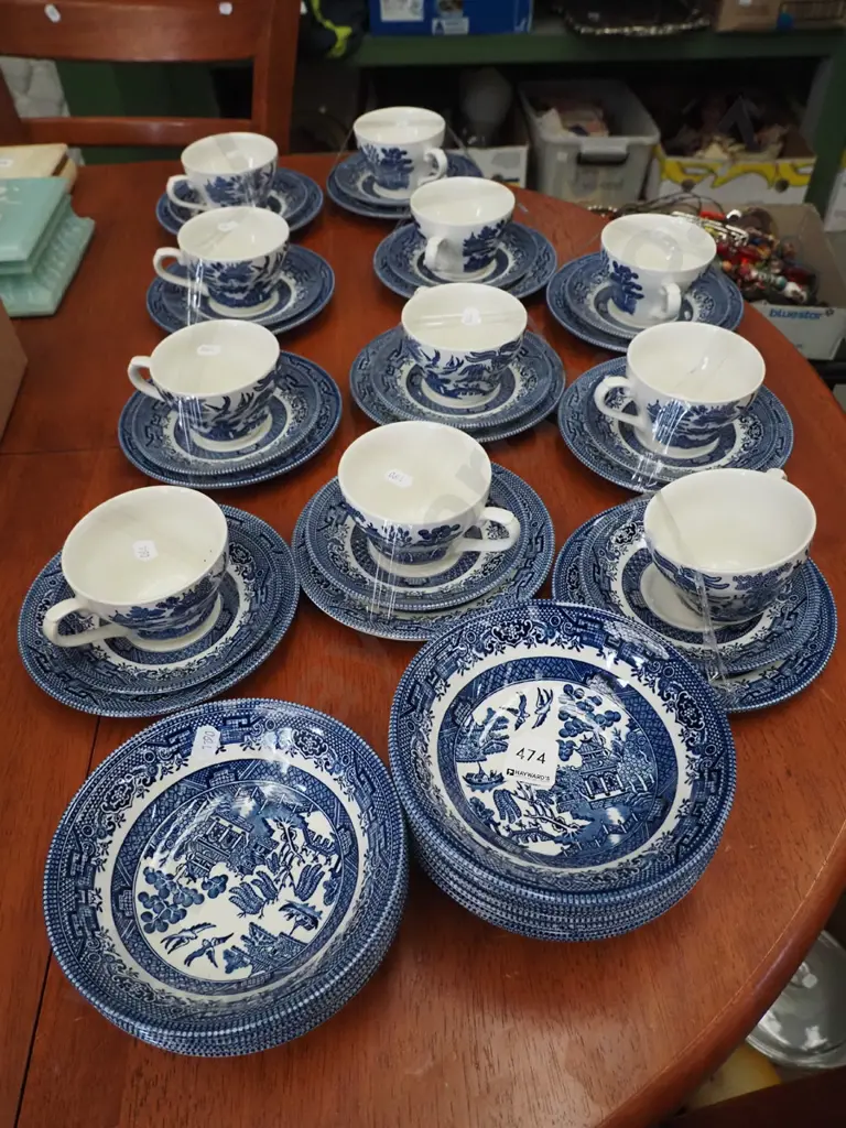 11x Churchill willow patterned trios, 12x dessert bowls Image 1++