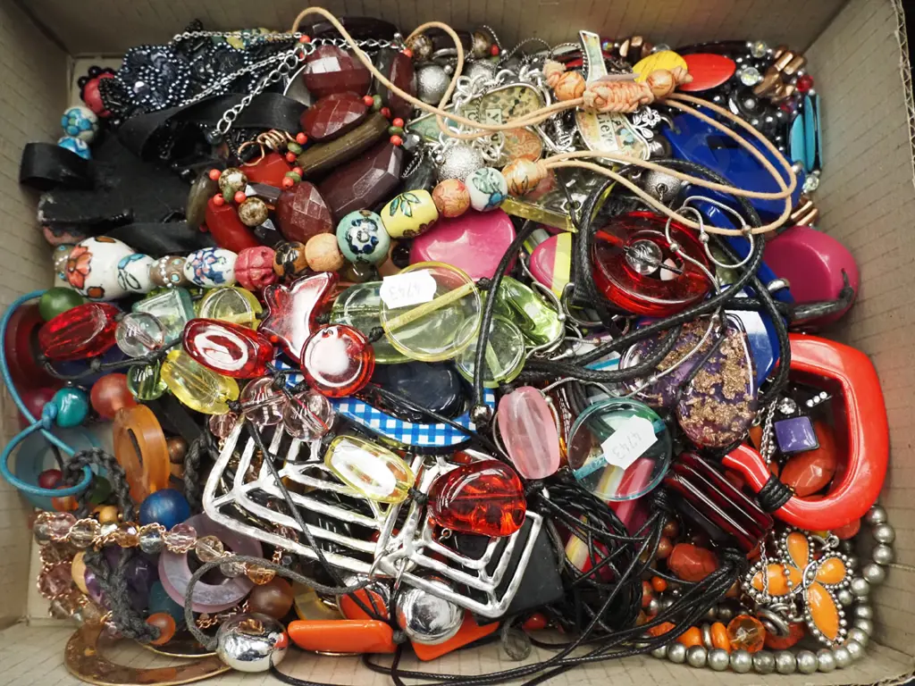 box of costume jewellery Image 1++