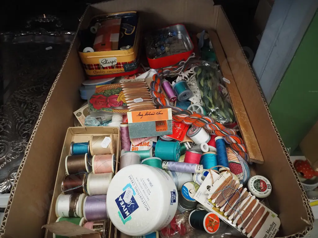 box; sewing threads etc Image 1++