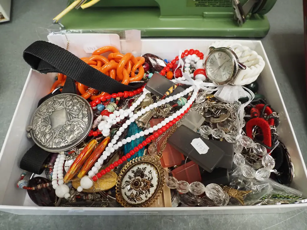 box of costume jewellery Image 1++