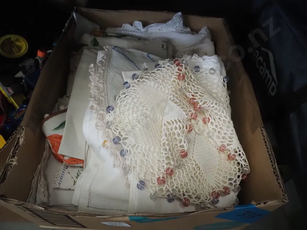 box; hand worked linen Image 1++