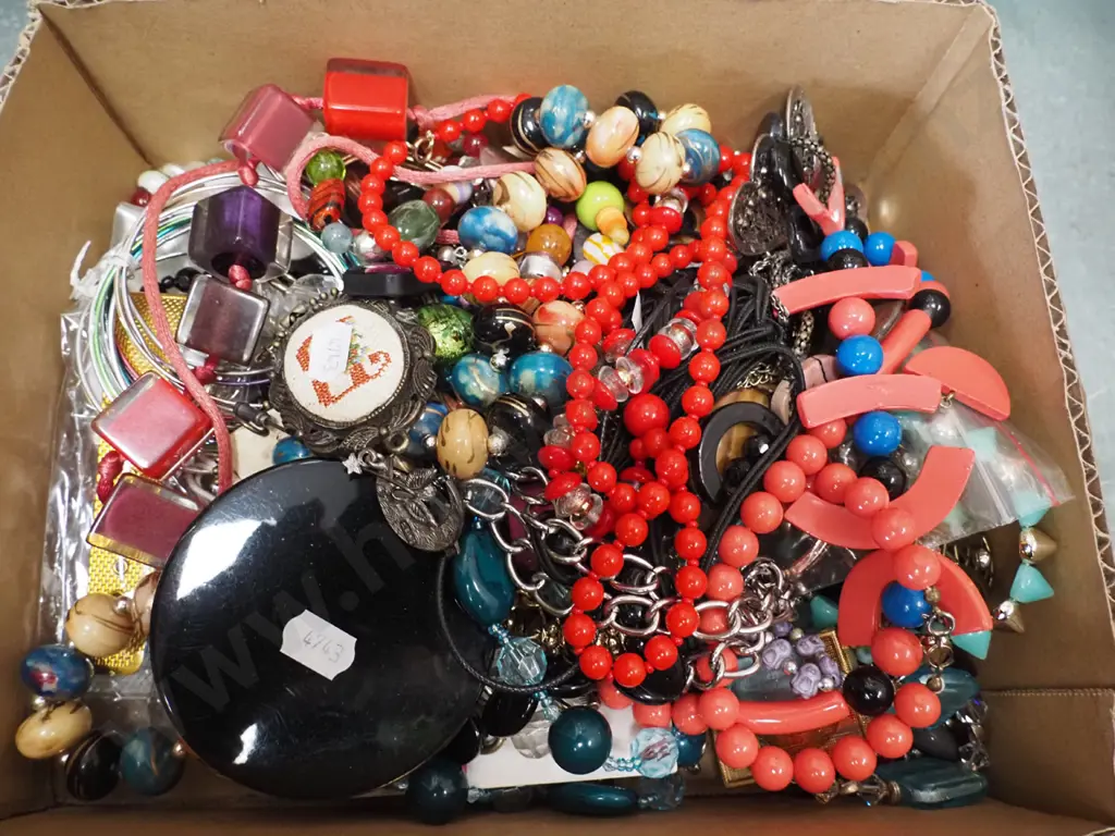 box of costume jewellery Image 1++