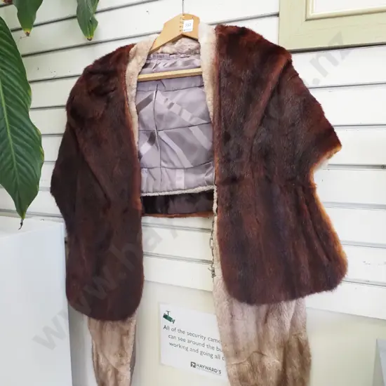 2x fur stoles