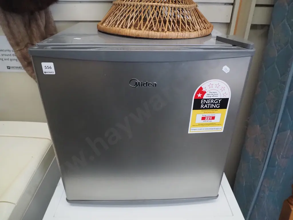 underbench fridge with ice box Image 1++