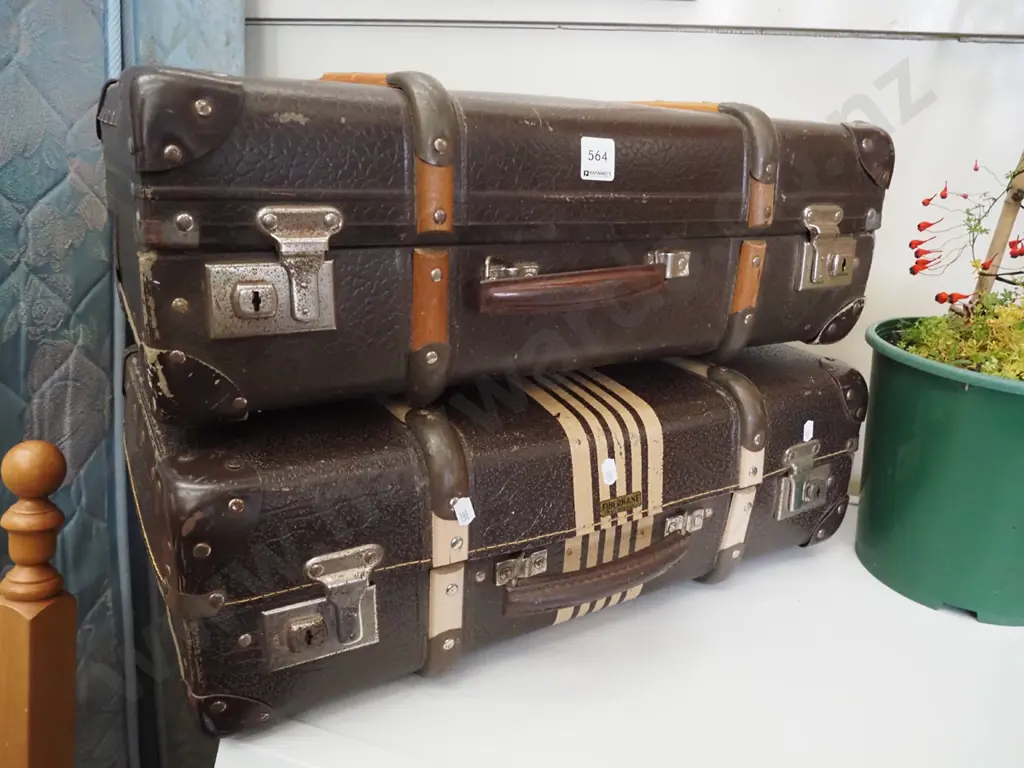 2x vintage suitcases Image 1++