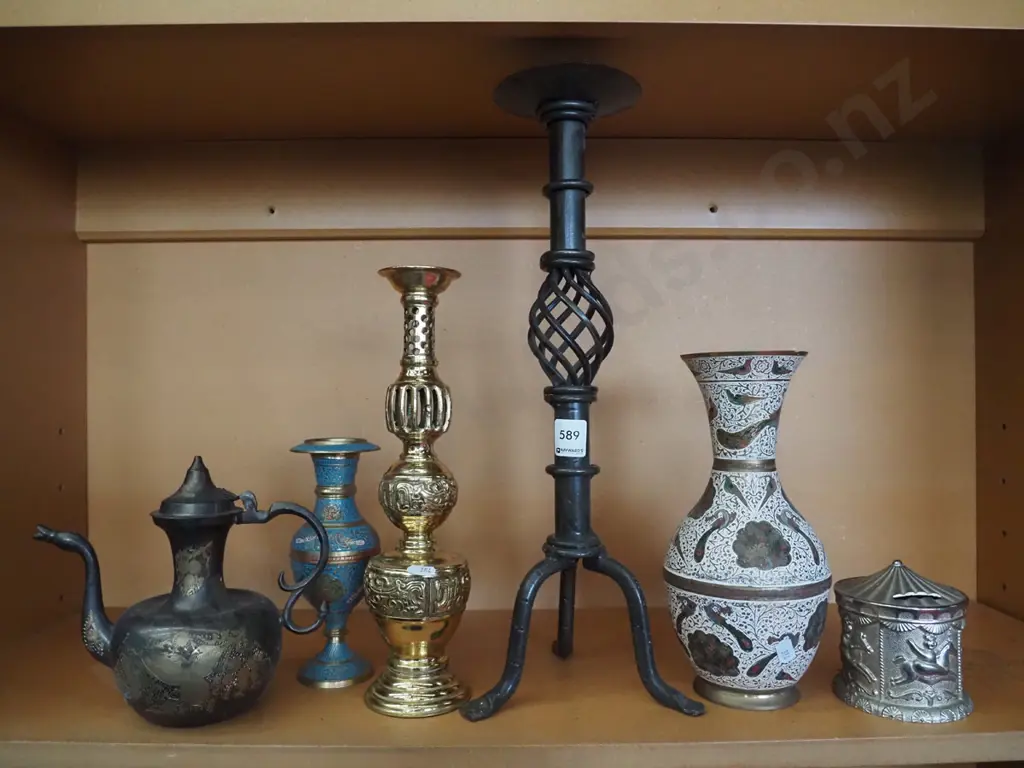 shelf; money box, vases, coffee pot, 2x candlesticks H-420 Image 1++