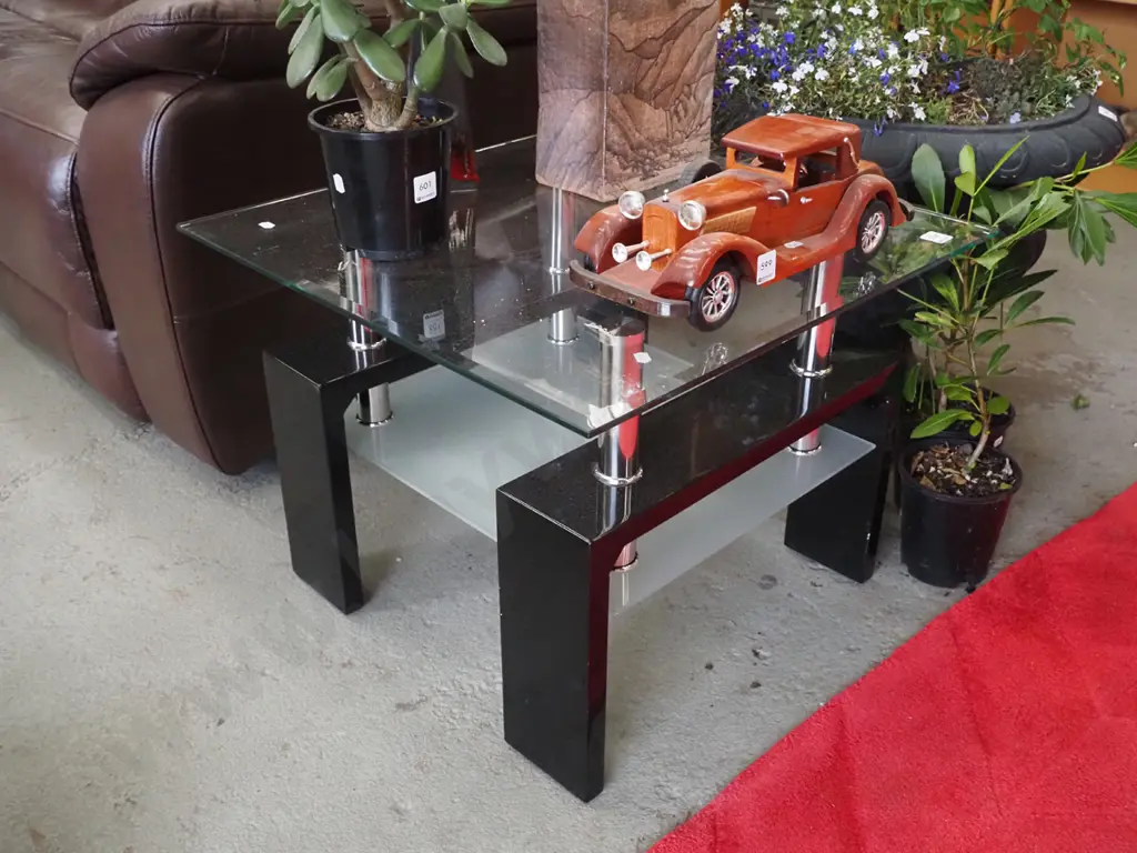 modern glass top end table Image 1++