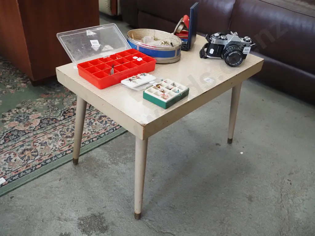 wobbly formica top coffee table Image 1++