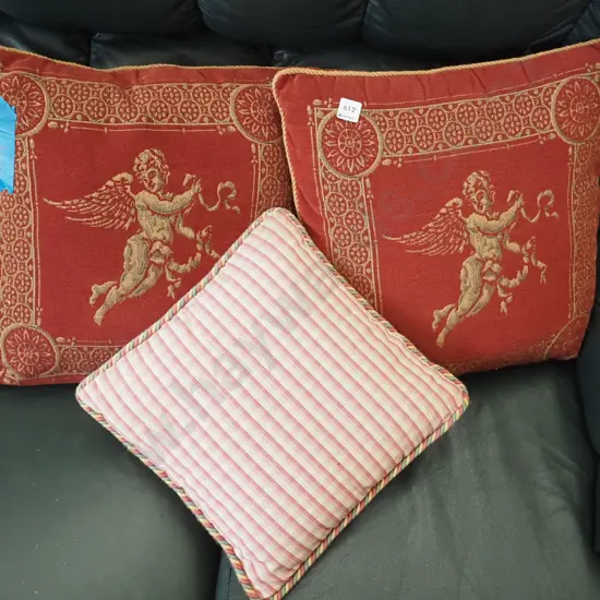 3x cushions