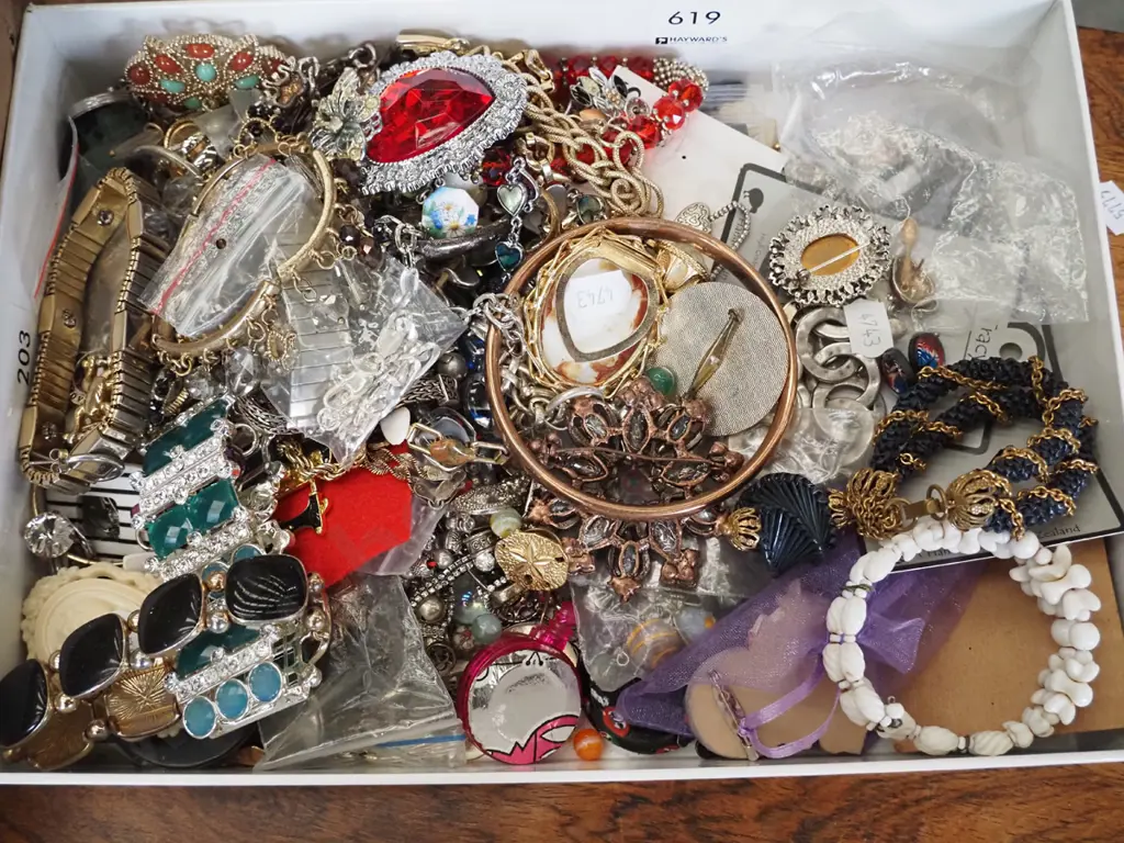 box of costume jewellery Image 1++