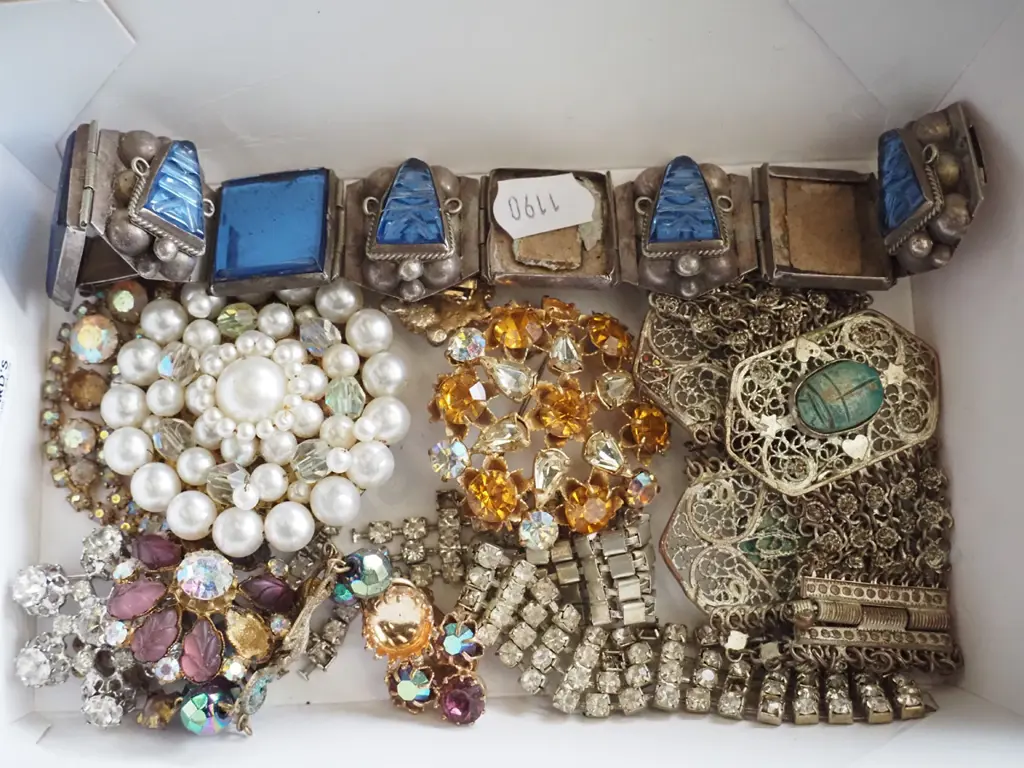 box of costume jewellery Image 1++