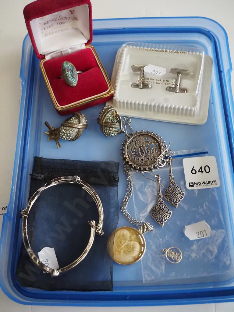 plastic tray; cuff links, rings etc Image 1++