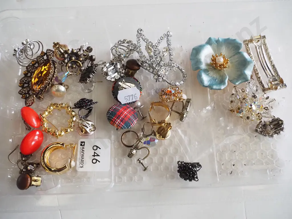 plastic tray of costume jewellery Image 1++