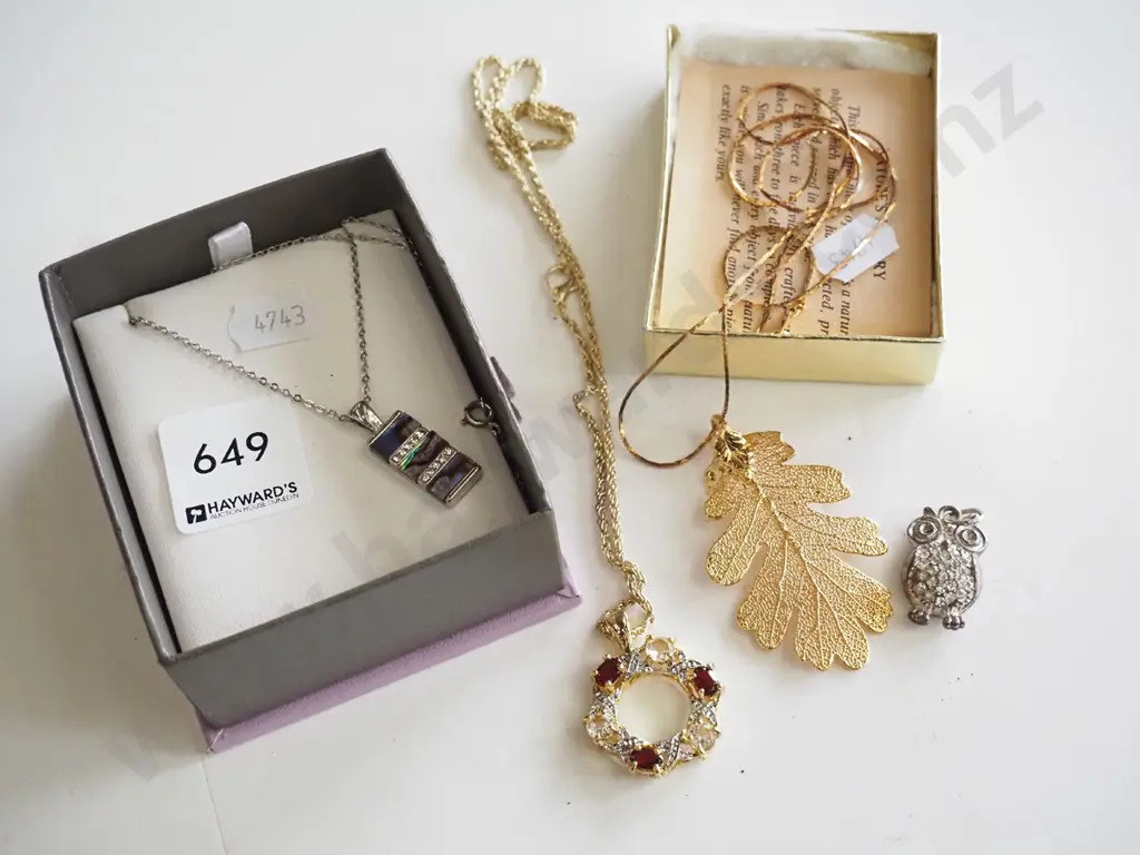 2x boxes; pendants, chains Image 1++