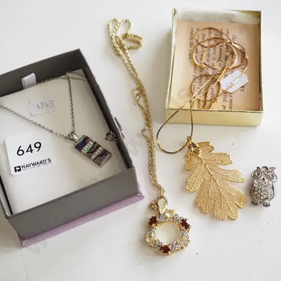 2x boxes; pendants, chains