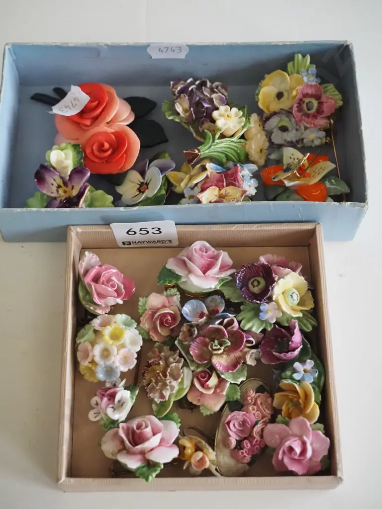 2x boxes of ceramic floral brooches Image 1++
