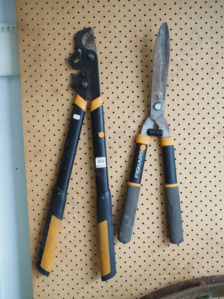 Fiskars hedge trimmers and loppers Image 1++