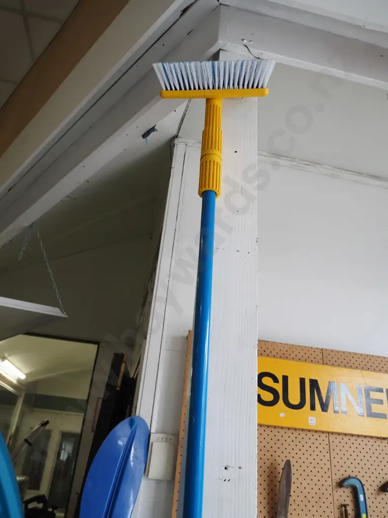 Raven telescopic window brush and soap sticks Image 1++