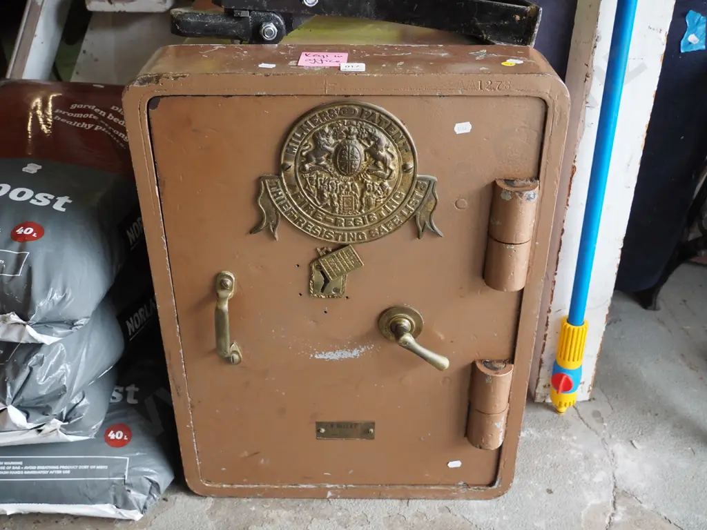 Milners patent fire resistant safe - keys in office Image 1++