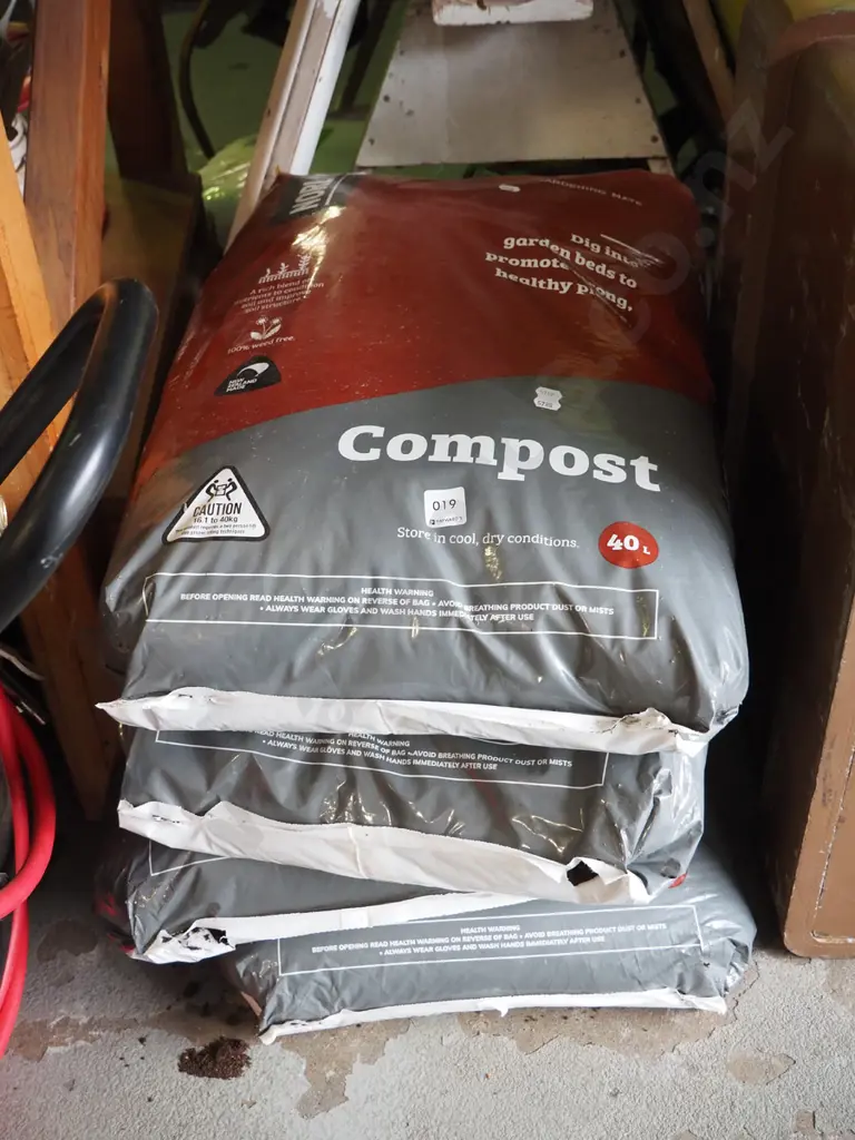 4x bags of compost Image 1++