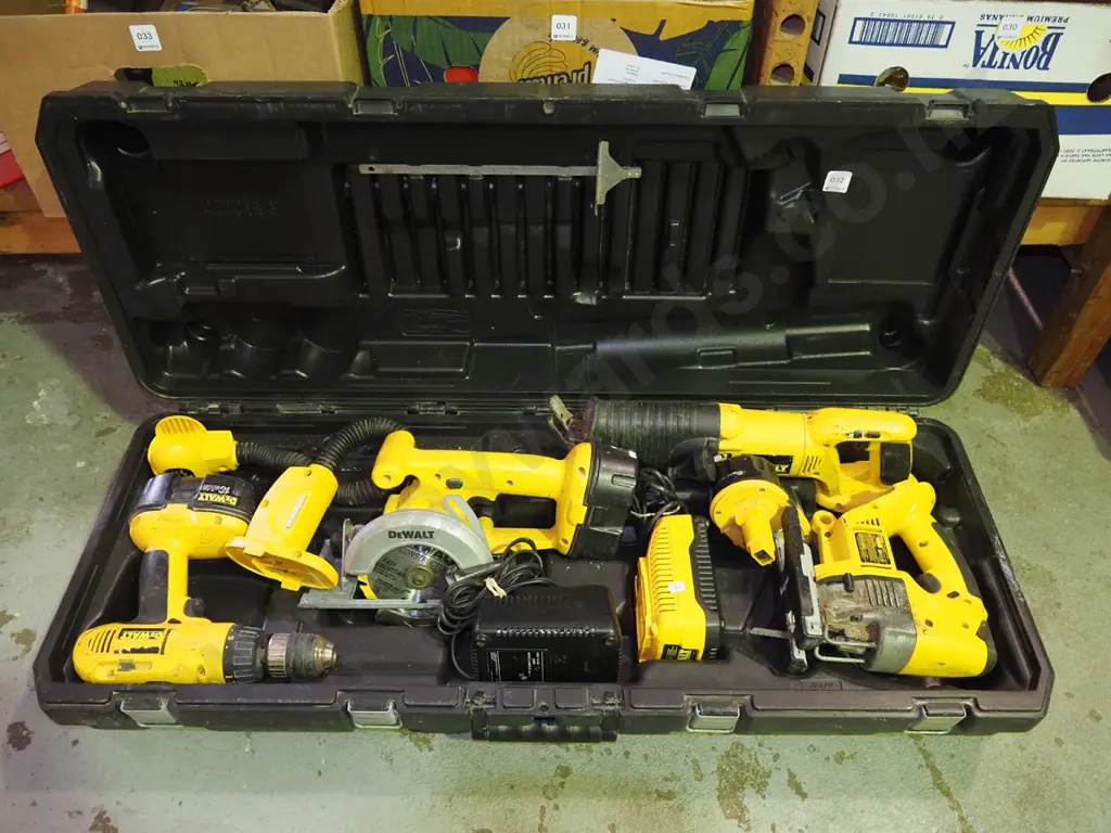 De Walt 13V battery powered tool set in hard plastic carry case Image 1++