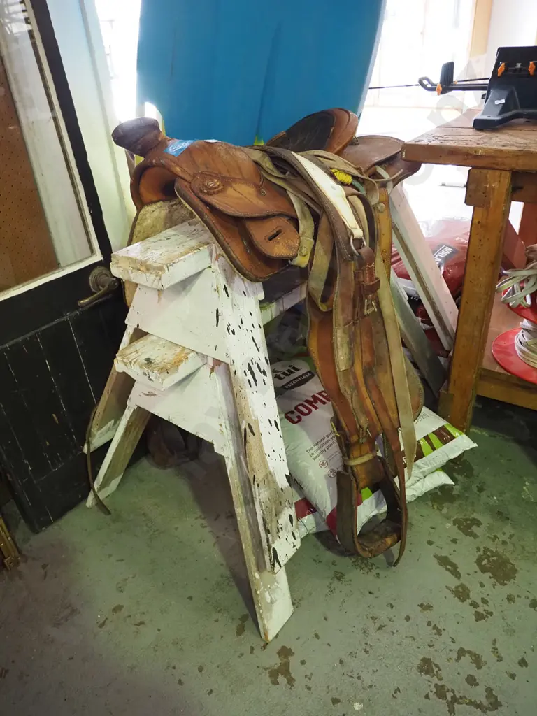 2x white wooden painted saw horses Image 1++