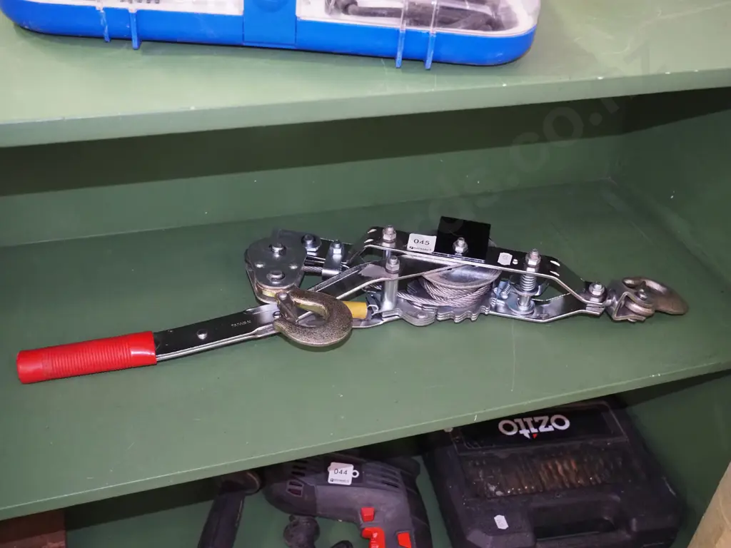 as-new hand crank winch Image 1++