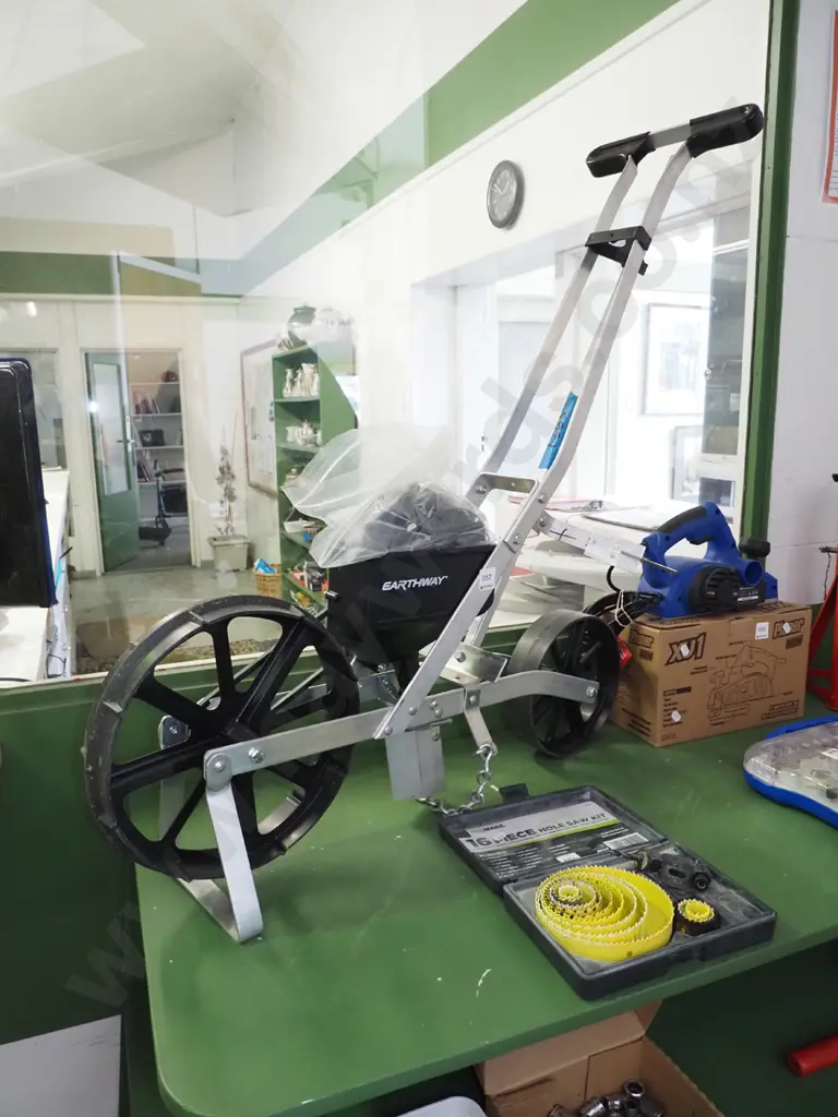 as-new Earth Way precision garden seeder Image 1++