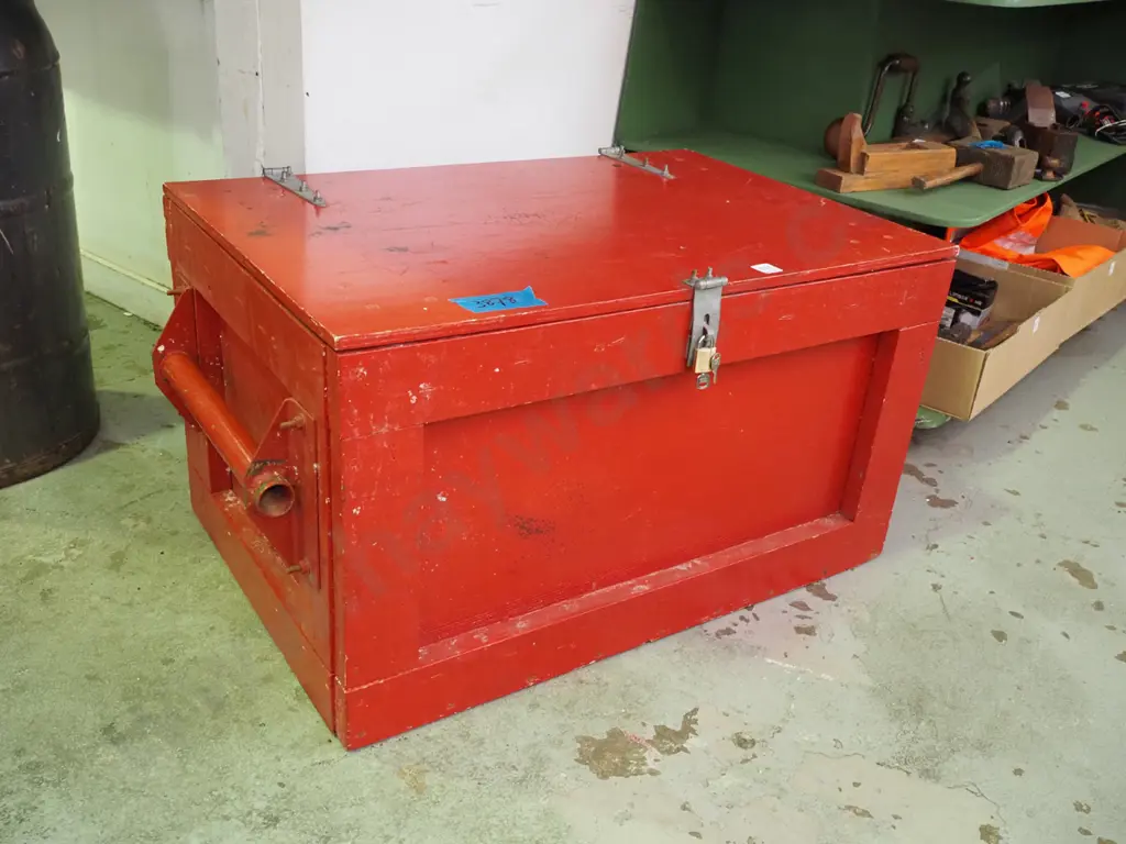 heavy duty red painted lockable tool box H-440 W-770 D-510 Image 1++