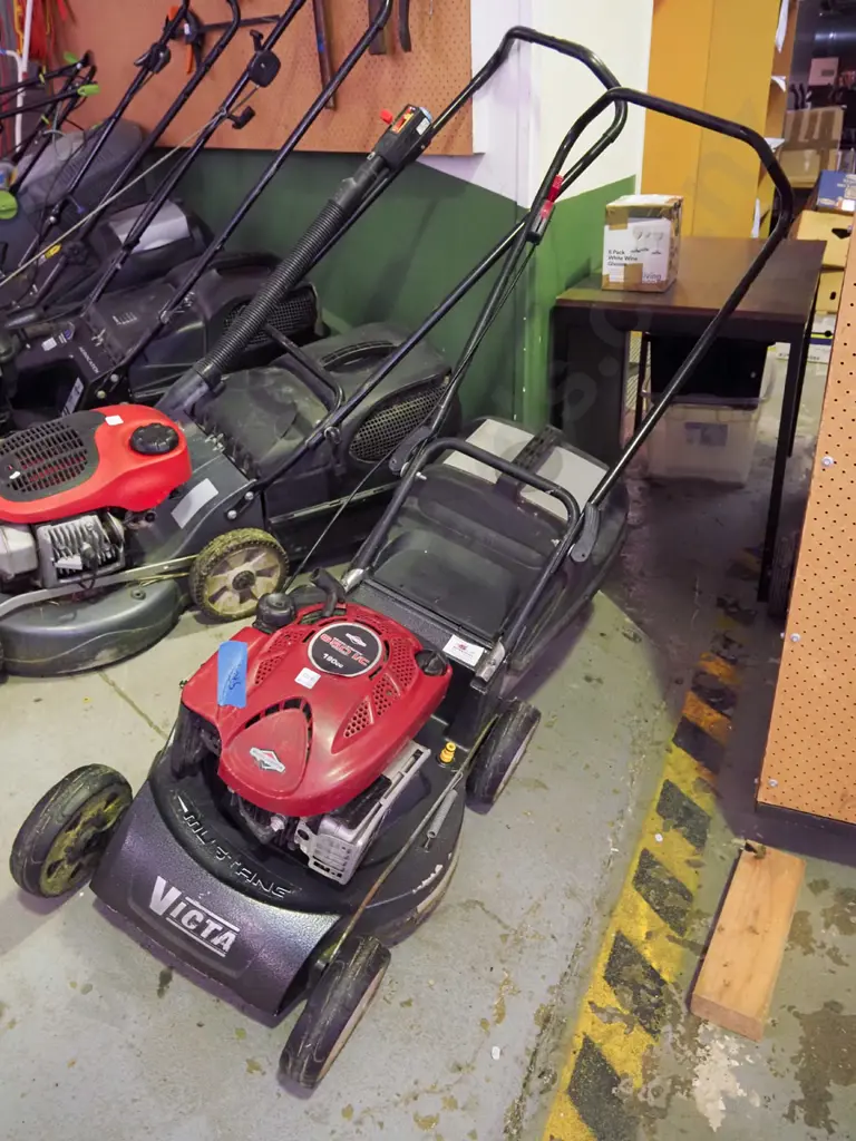 Victor 4 stroke motor mower Image 1++