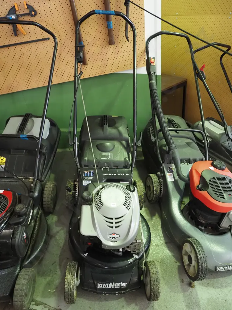 Lawnmaster 4 stroke motor mower with Briggs & Stratton motor Image 1++