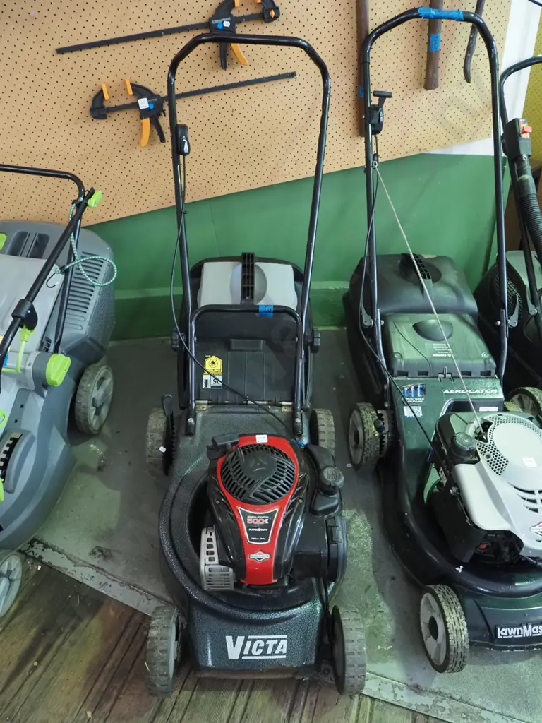 Victor lawn mower with 4 stroke Briggs & Stratton motor Image 1++