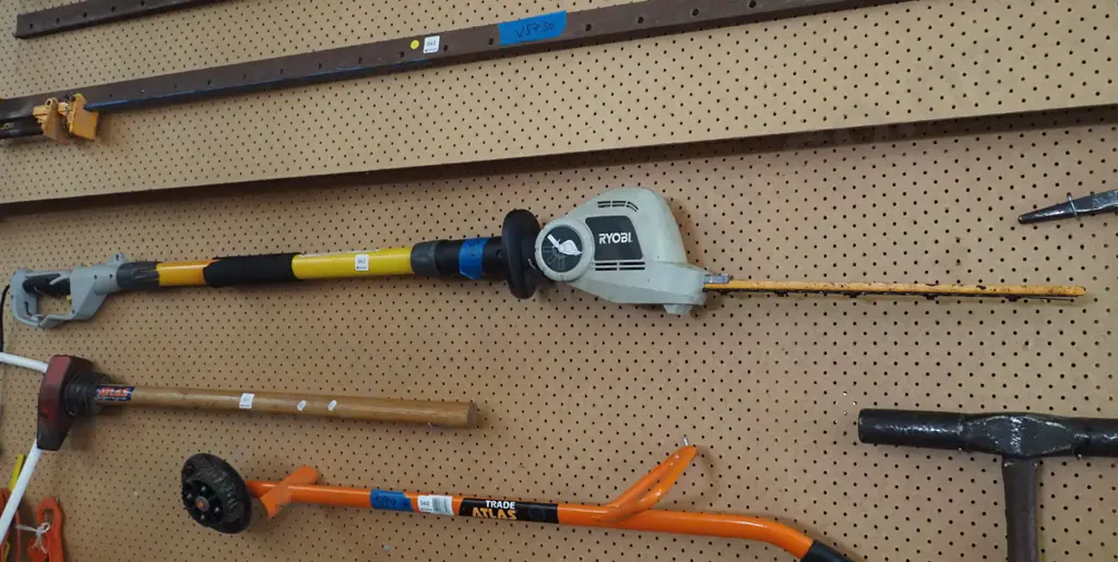 Ryobi telescopic hedge trimmer Image 1++