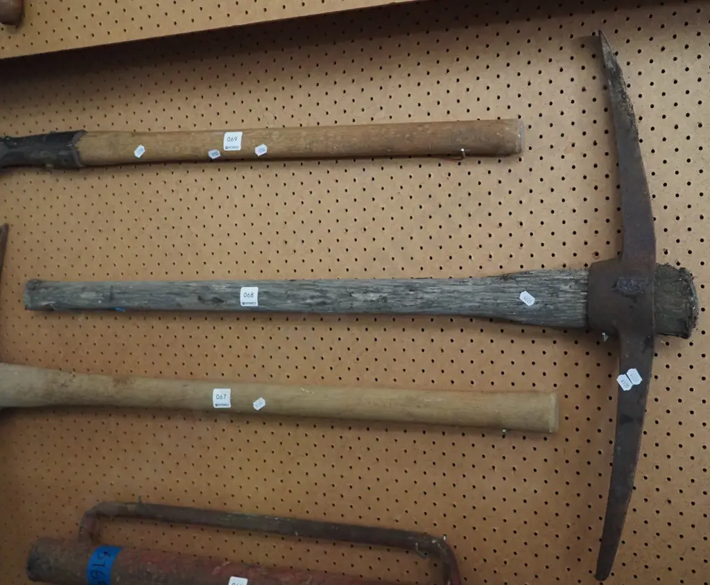 rusty pick axe Image 1++