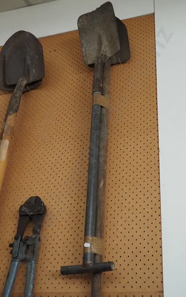 shovel, metal handled spade Image 1++