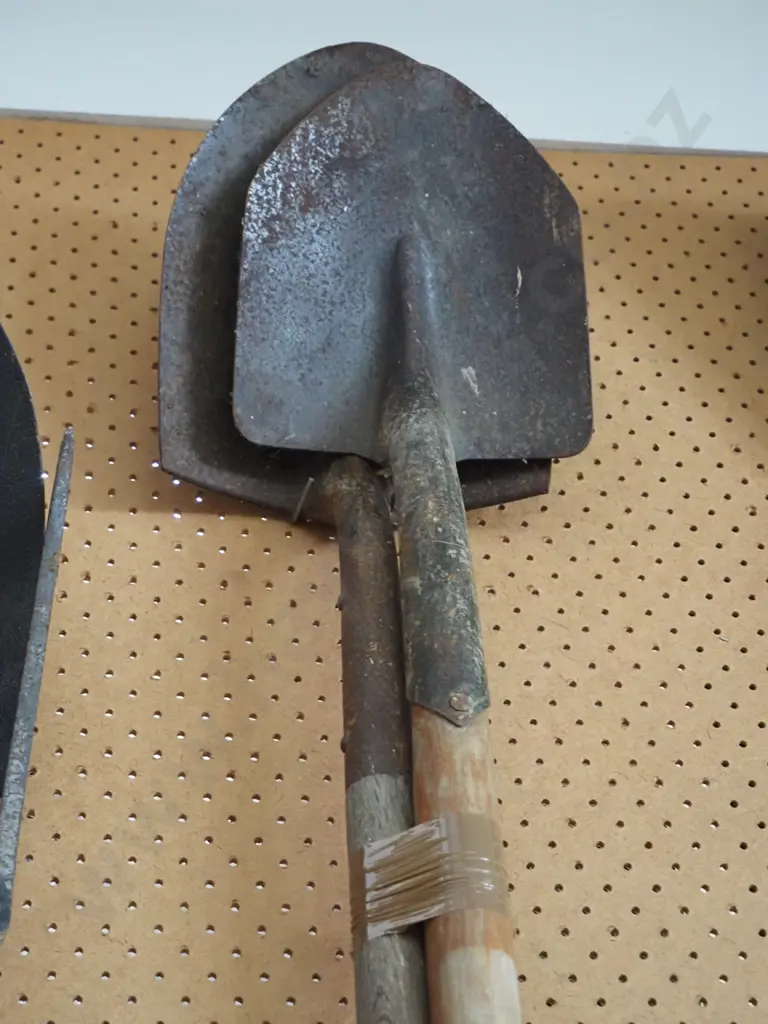 2x shovels Image 1++