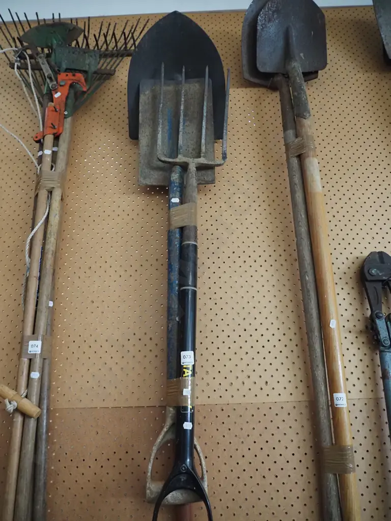 garden tools; shovel, spade, for Image 1++