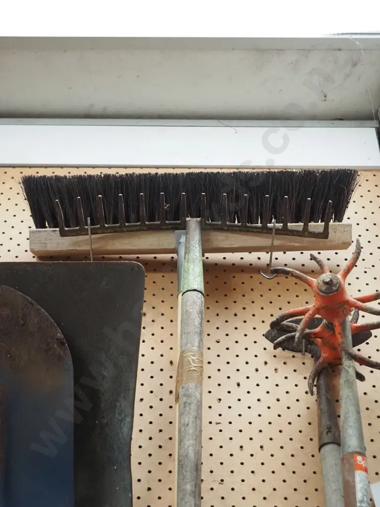 yard broom, garden rake Image 1++