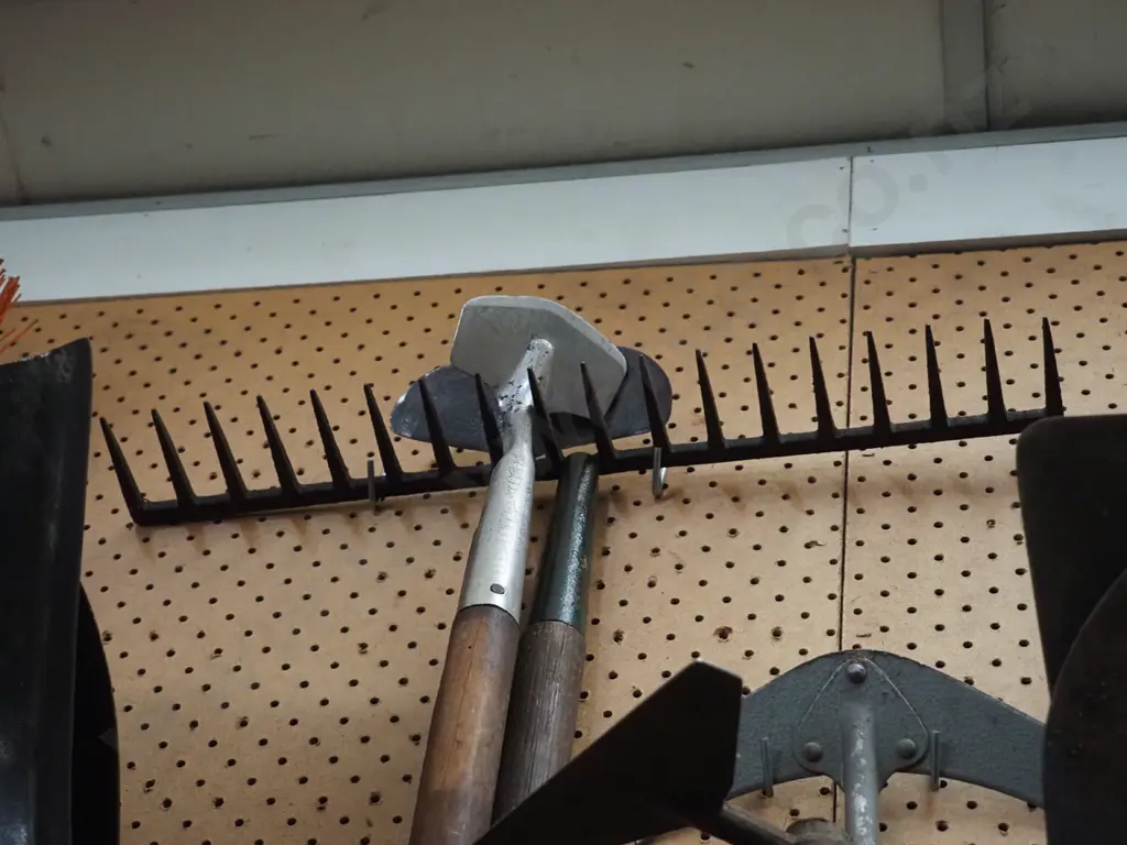garden rake, hoes Image 1++