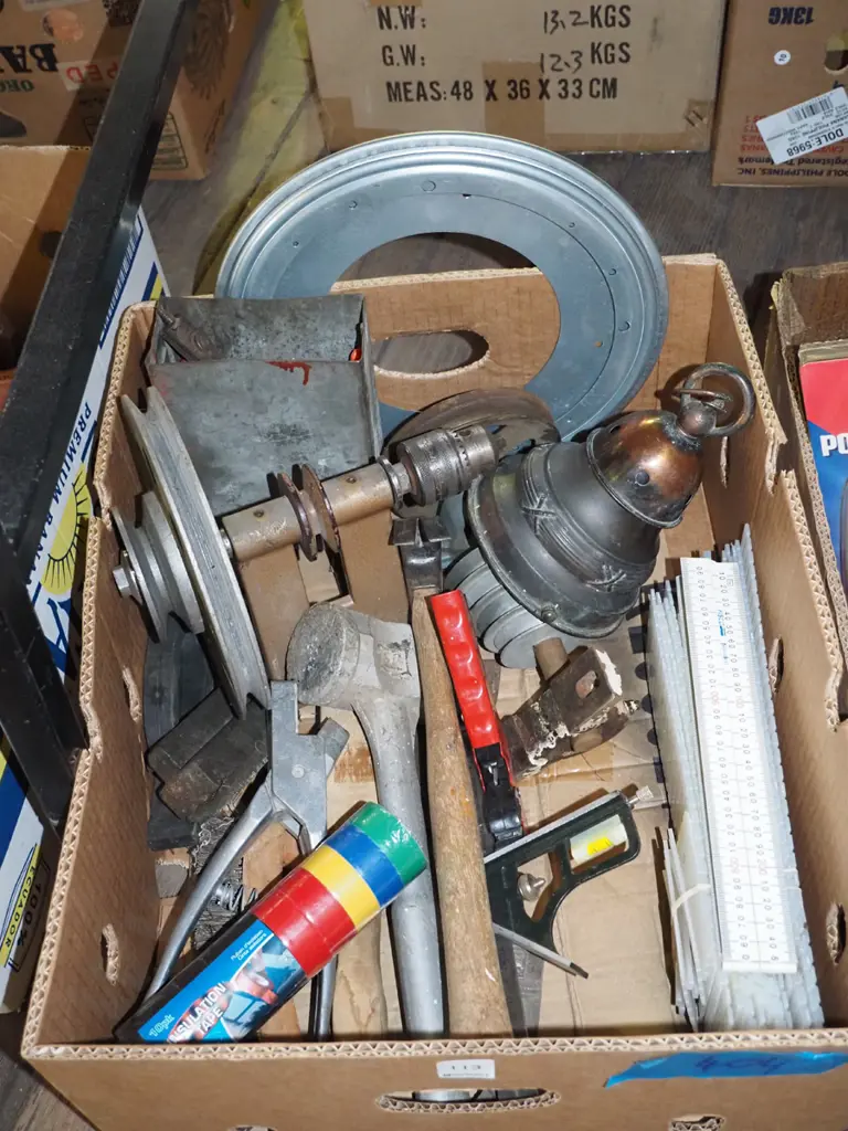 box; builder's rule, hammers, part light fittings etc Image 1++