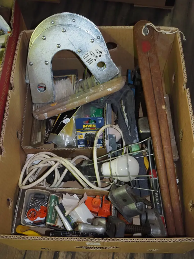 box; trouble light, part pipe clamps, wallpaper brush Image 1++