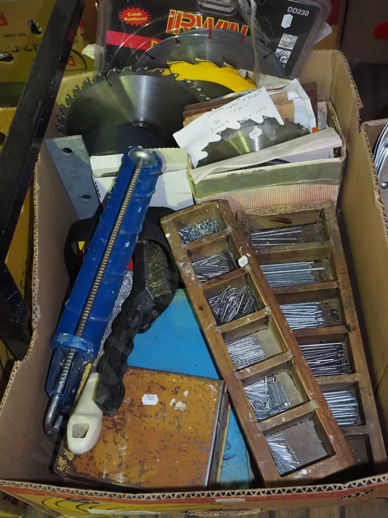 box; caulking gun, nails, saw blades etc Image 1++
