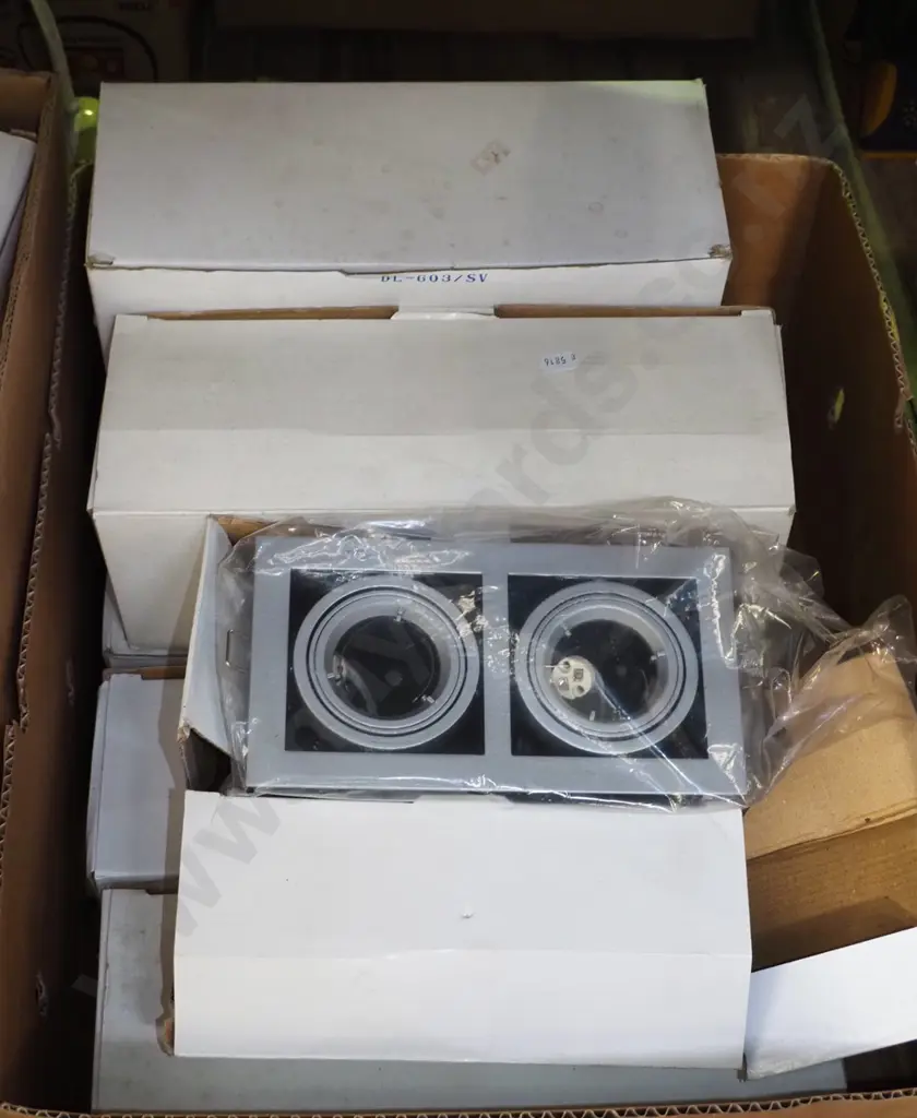 box; as-new halogen light fittings Image 1++