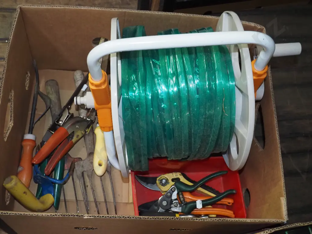 box; garden hose, secateurs etc Image 1++
