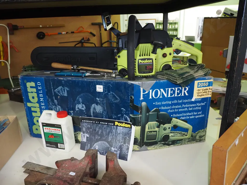 Poulan chainsaw with box and accessories Image 1++