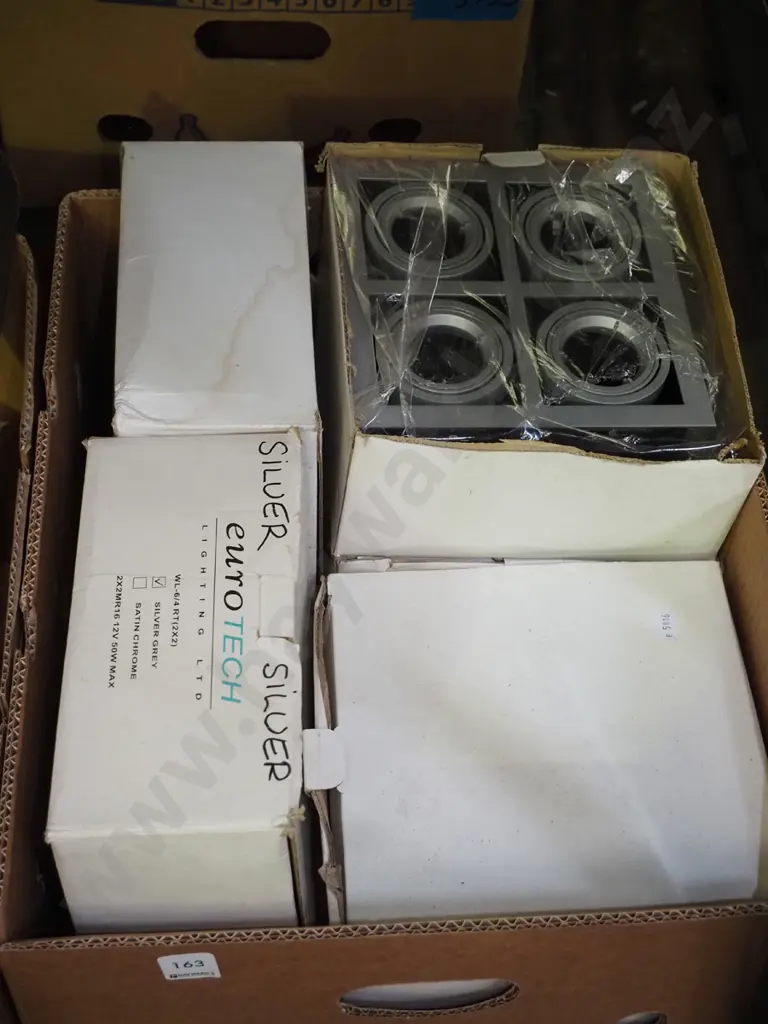 box; as-new halogen light fittings Image 1++