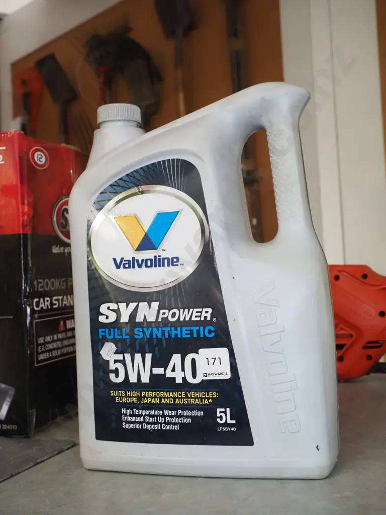 5L bottle of Valvoline engine oil Image 1++